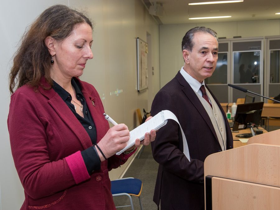 zur Vergrößerungsansicht des Bildes: Dolmetschen eines Vortrags; Foto