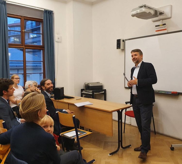 zur Vergrößerungsansicht des Bildes: Tomáš Svoboda begrüßt Publikum und Teilnehmende